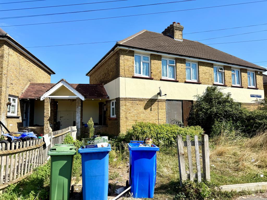Lot: 74 - THREE-BEDROOM HOUSE FOR REFURBISHMENT - Three-bedroom house
